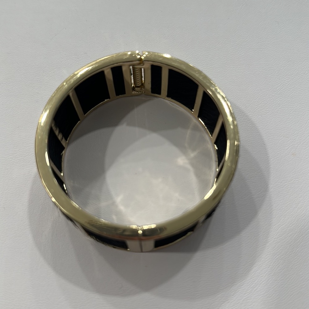 Banana Republic Black and Gold bracelet - Picture 3 of 3